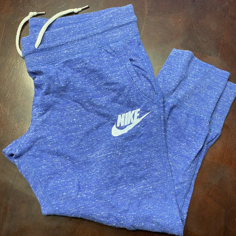 Cropped Nike lounge pants